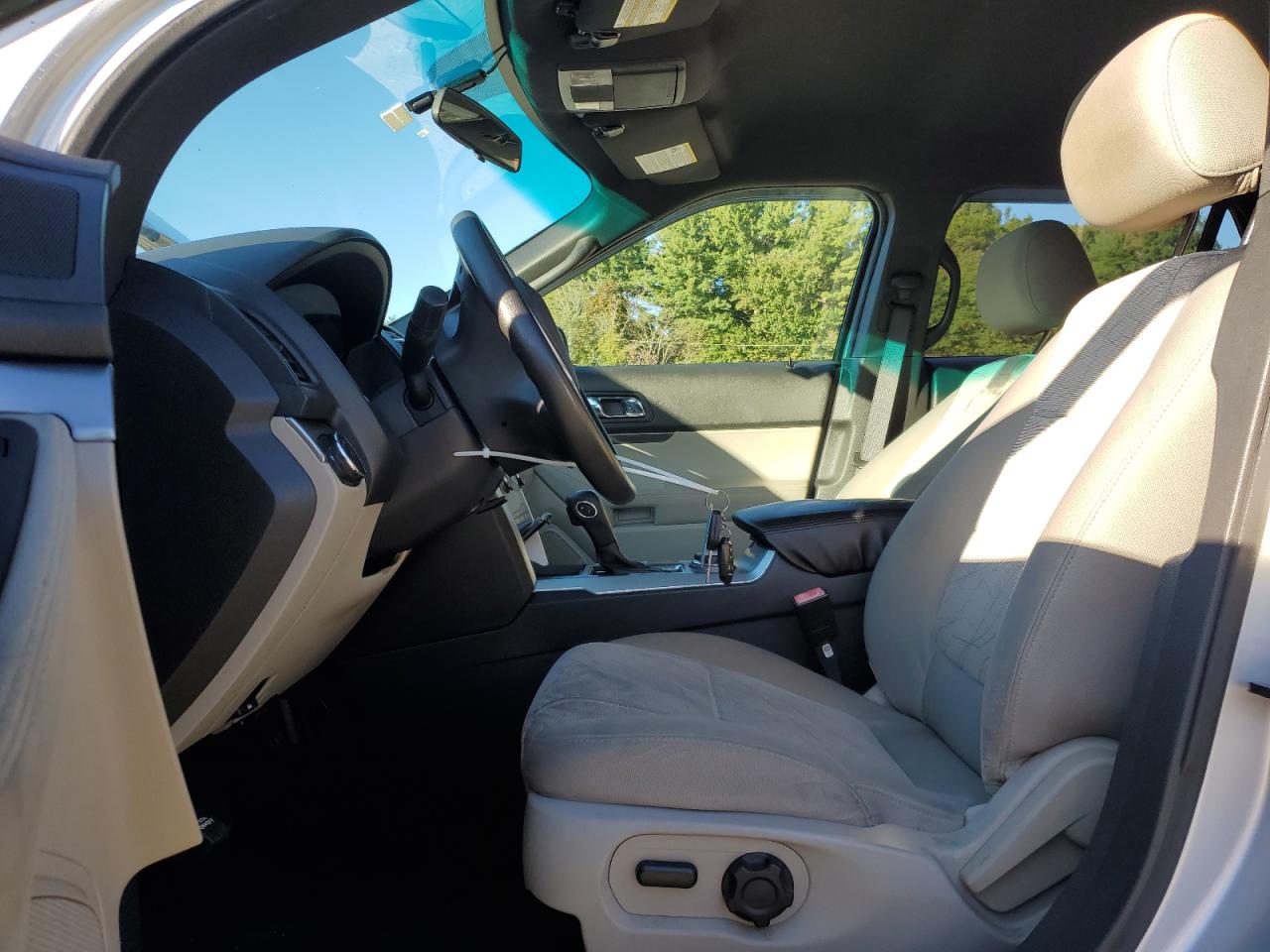 Ford Explorer Image 13