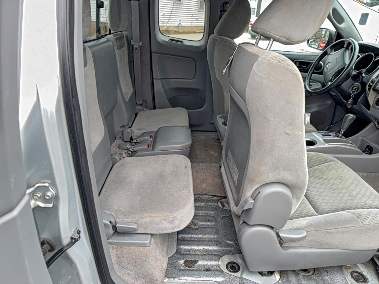 Toyota Tacoma Access Cab Image 3