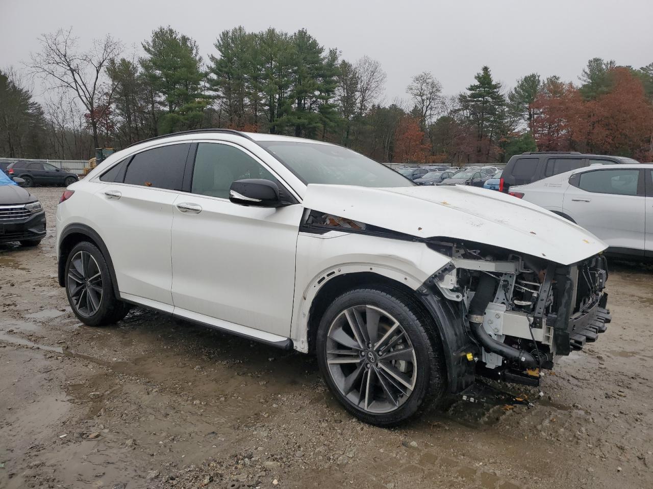 INFINITI Qx Essential Image 2