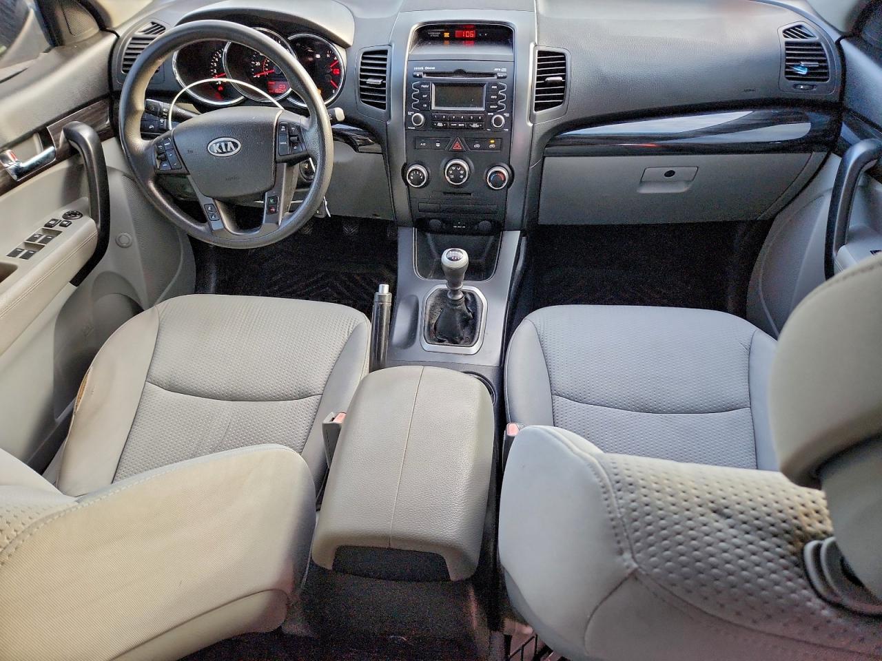 Kia Sorento Base Image 2