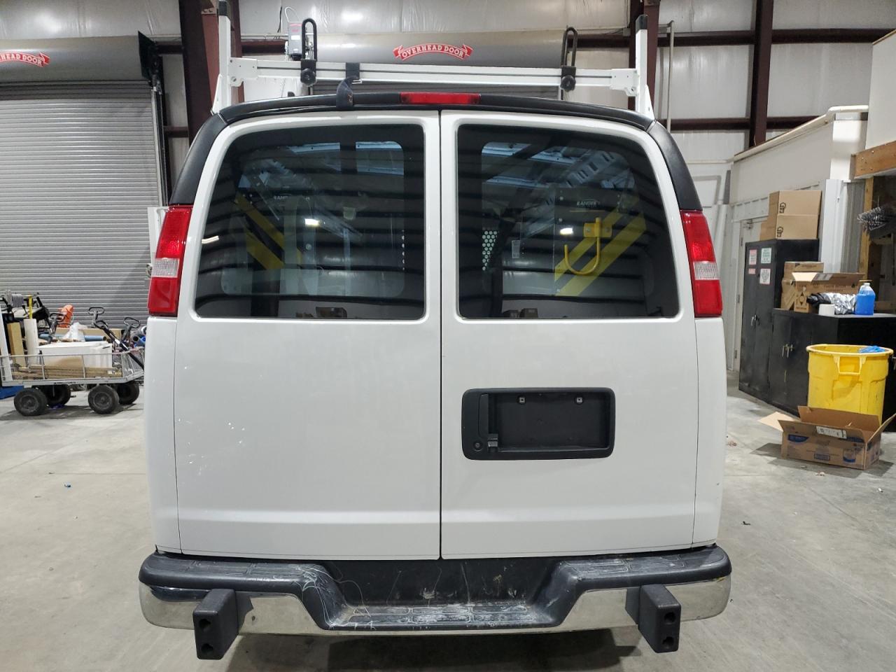 GMC Savana G2500 Image 6