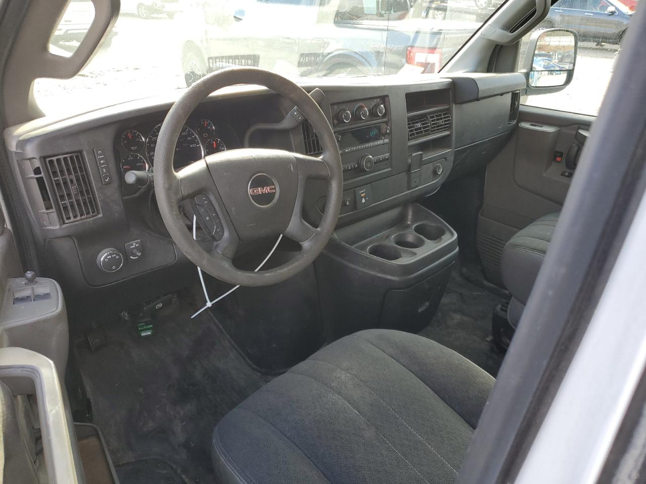 GMC Savana G2500 Image 8