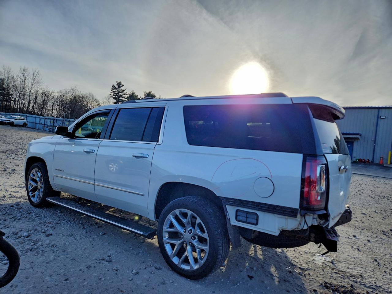 GMC Yukon Denali Image 3