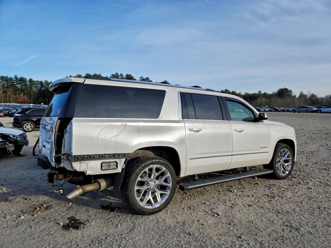 GMC Yukon Denali Image 4