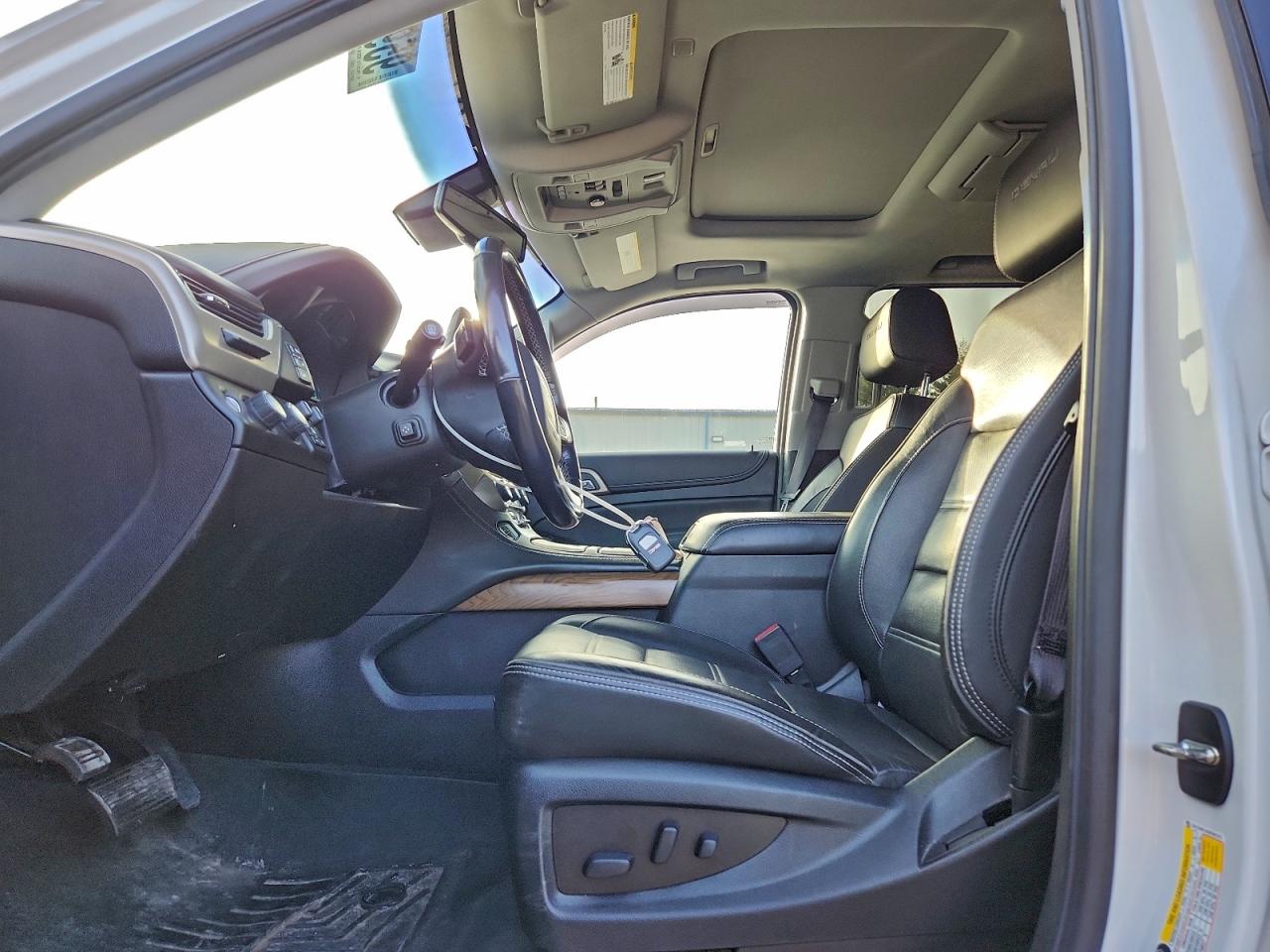 GMC Yukon Denali Image 9