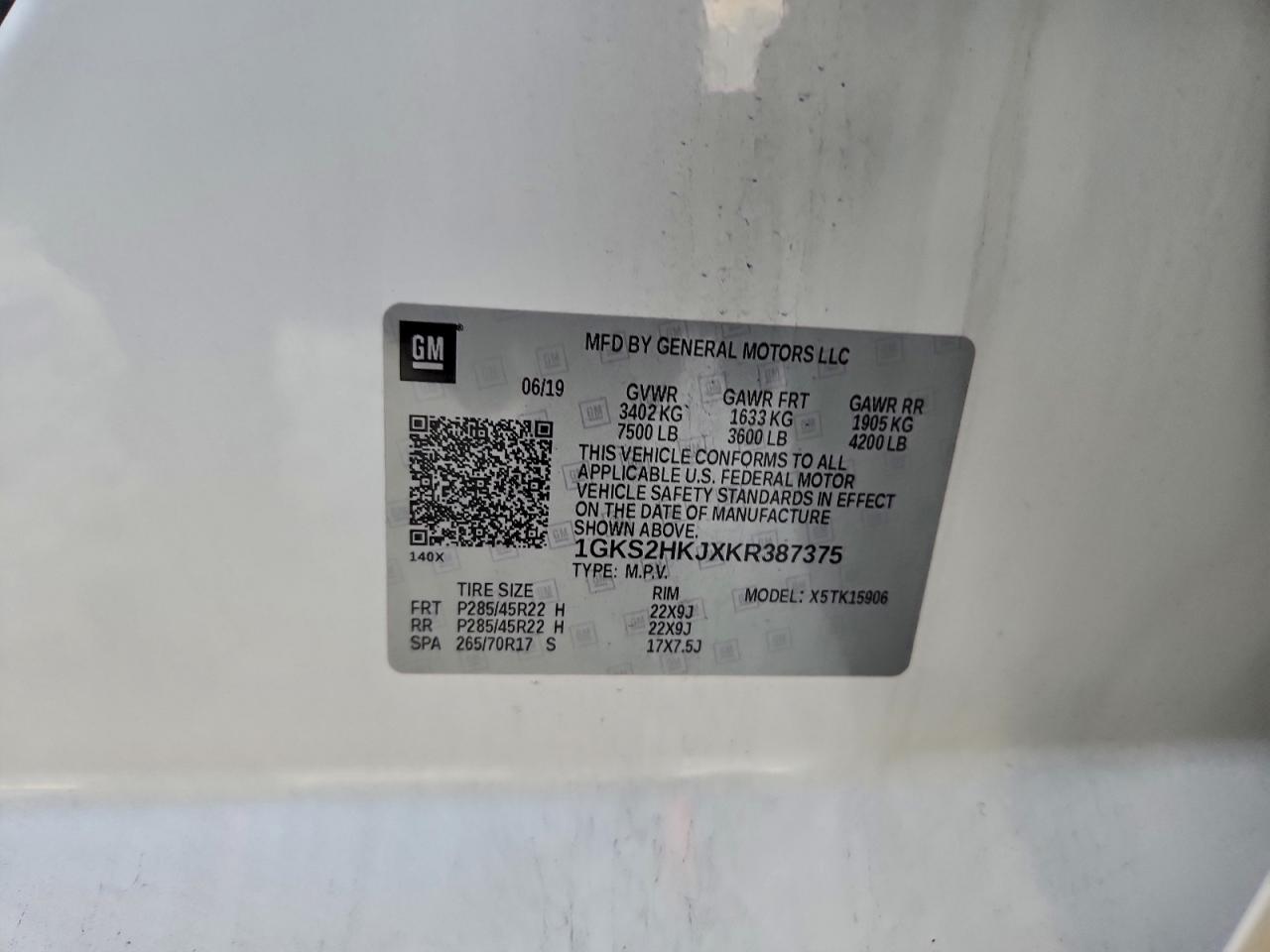 GMC Yukon Denali Image 12