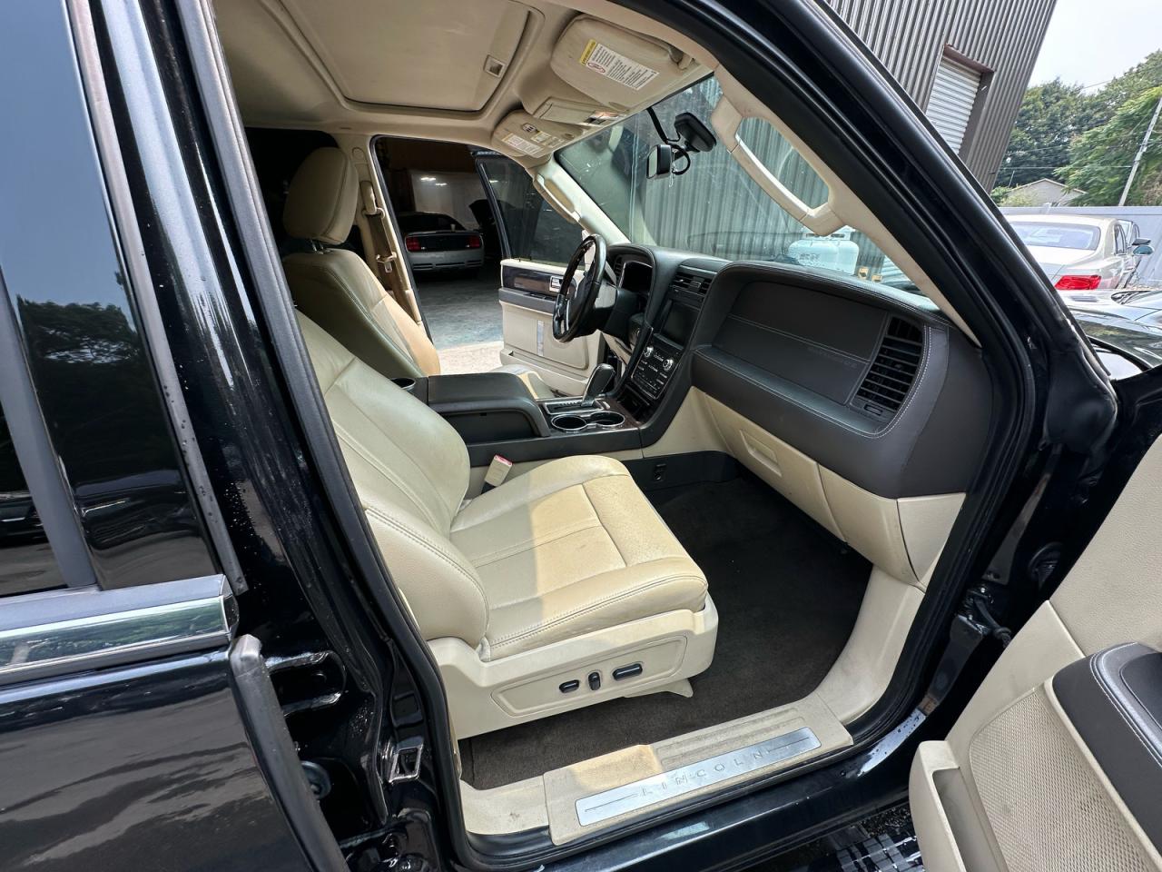 Lincoln Navigator Image 4