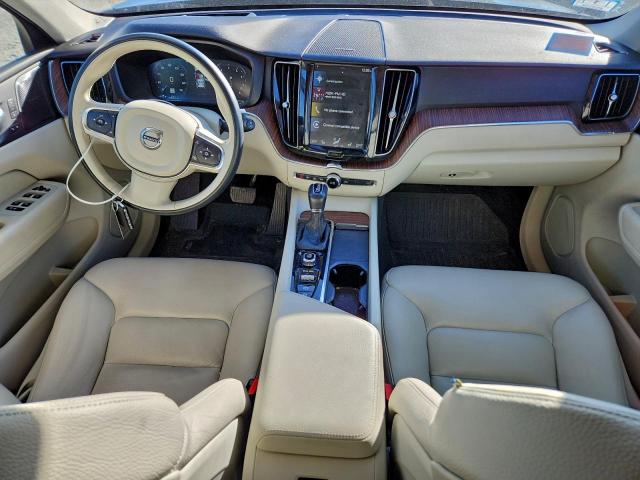Volvo XC60 T5 Momentum Image 3