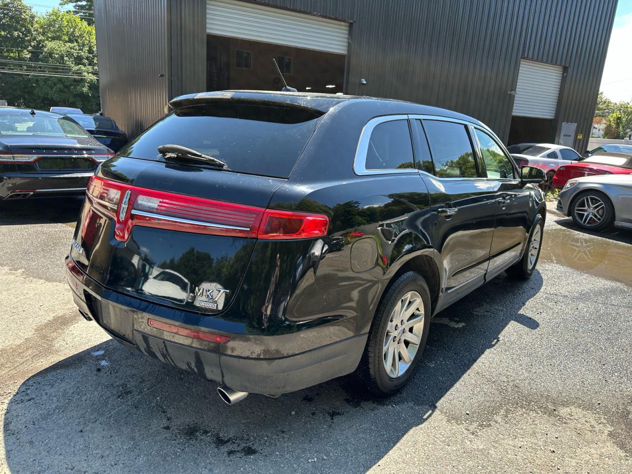 Lincoln MKT Image 14