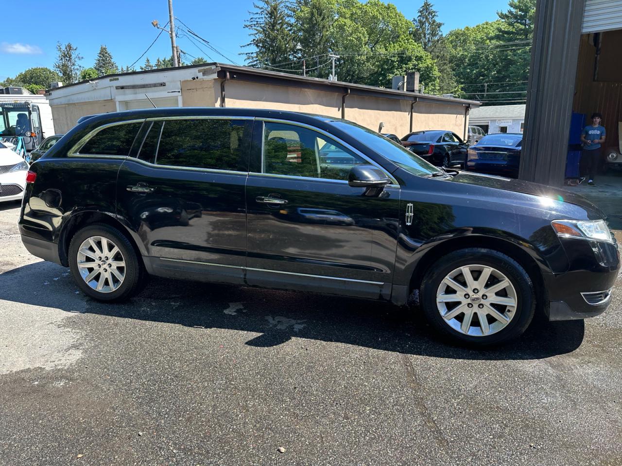 Lincoln MKT Image 12