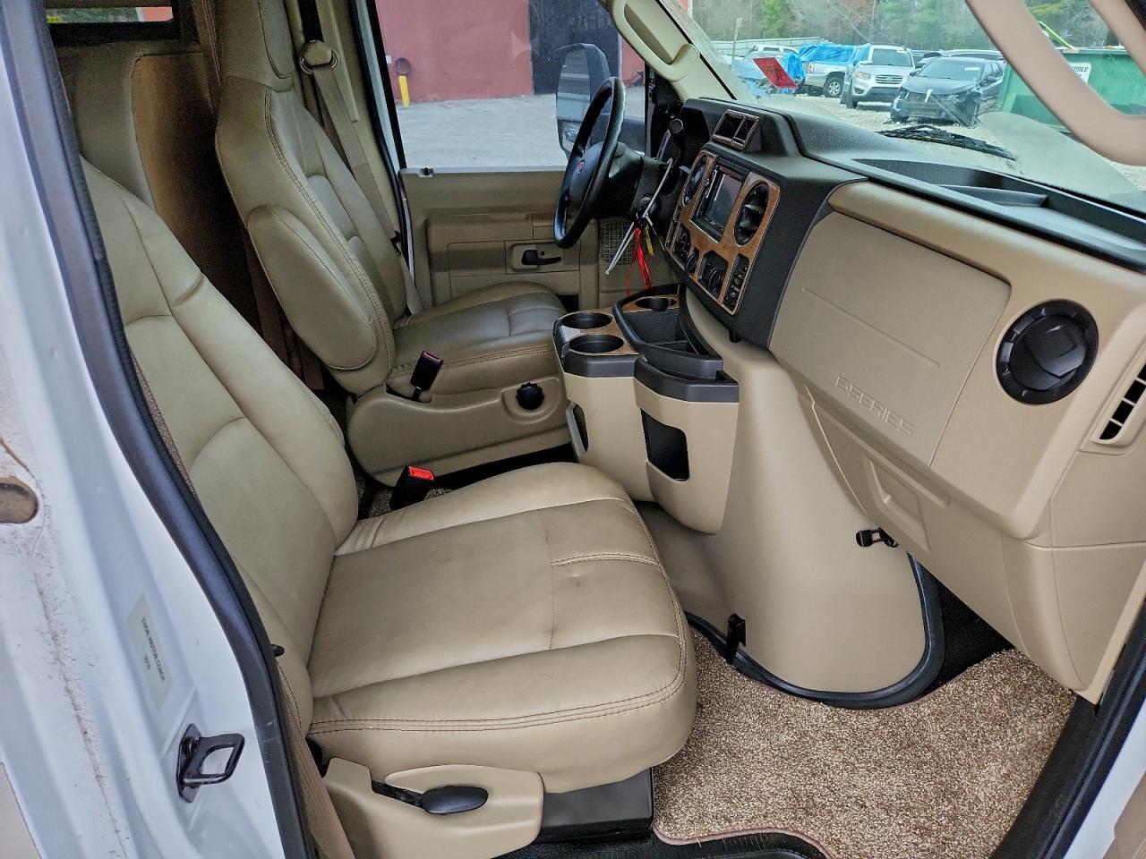 Ford Econoline E450 Super Duty Cutaway Van Image 4