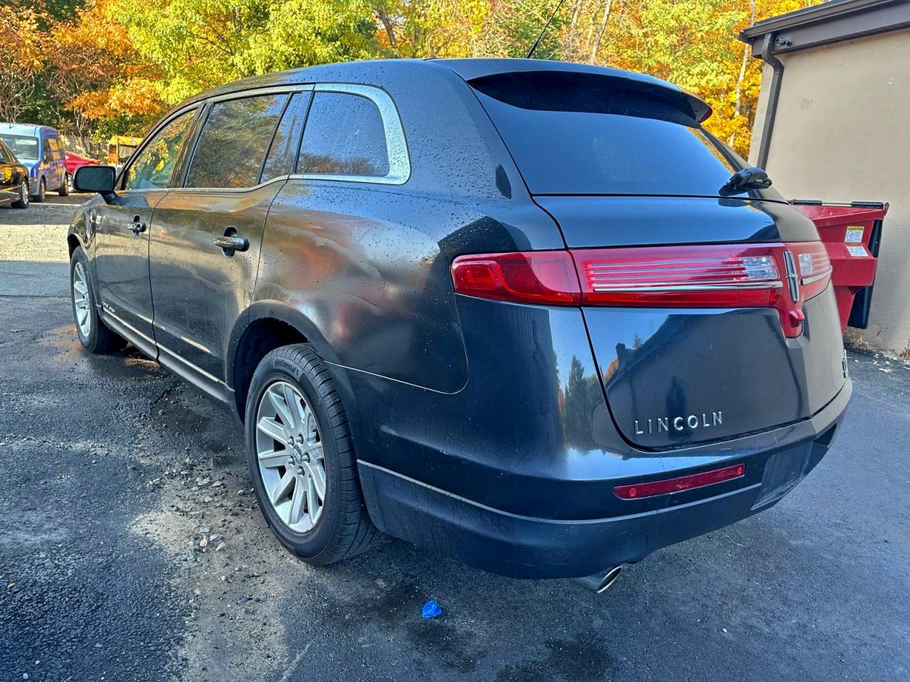 Lincoln MKT Image 10