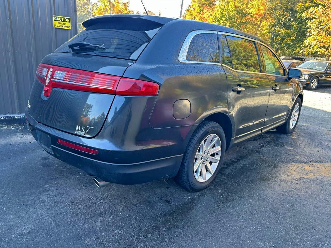 Lincoln MKT Image 9