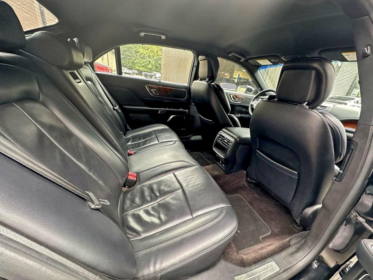 Lincoln Continental Image 3