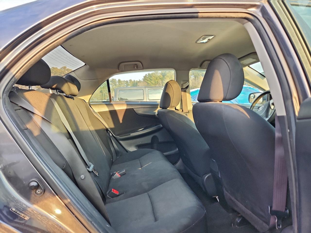 Toyota Corolla Base Image 9