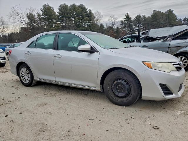 Toyota Camry Base Image 4