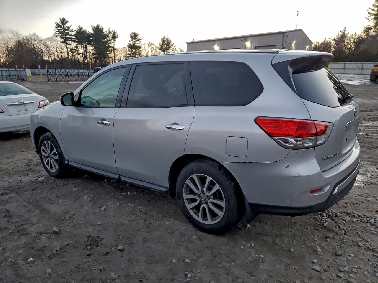 Nissan Pathfinder S Image 5