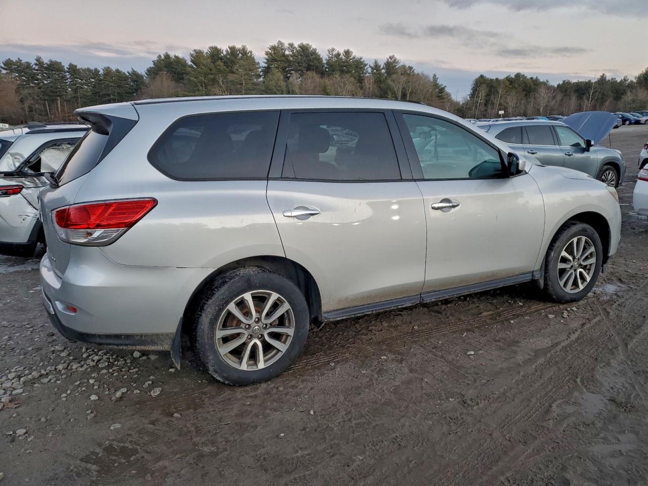 Nissan Pathfinder S Image 2