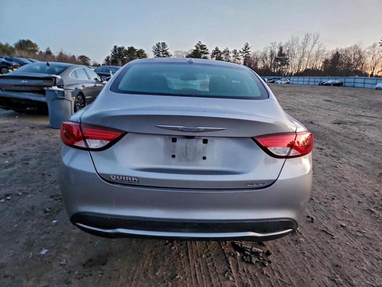 Chrysler 200 Limited Image 9
