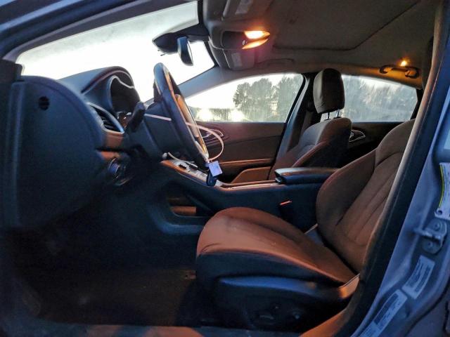 Chrysler 200 Limited Image 10