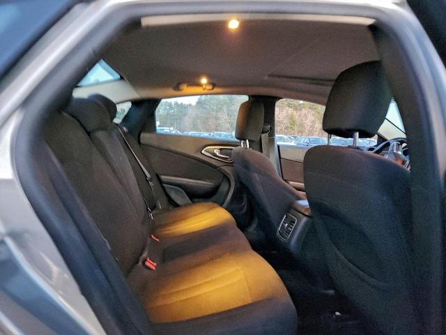 Chrysler 200 Limited Image 12