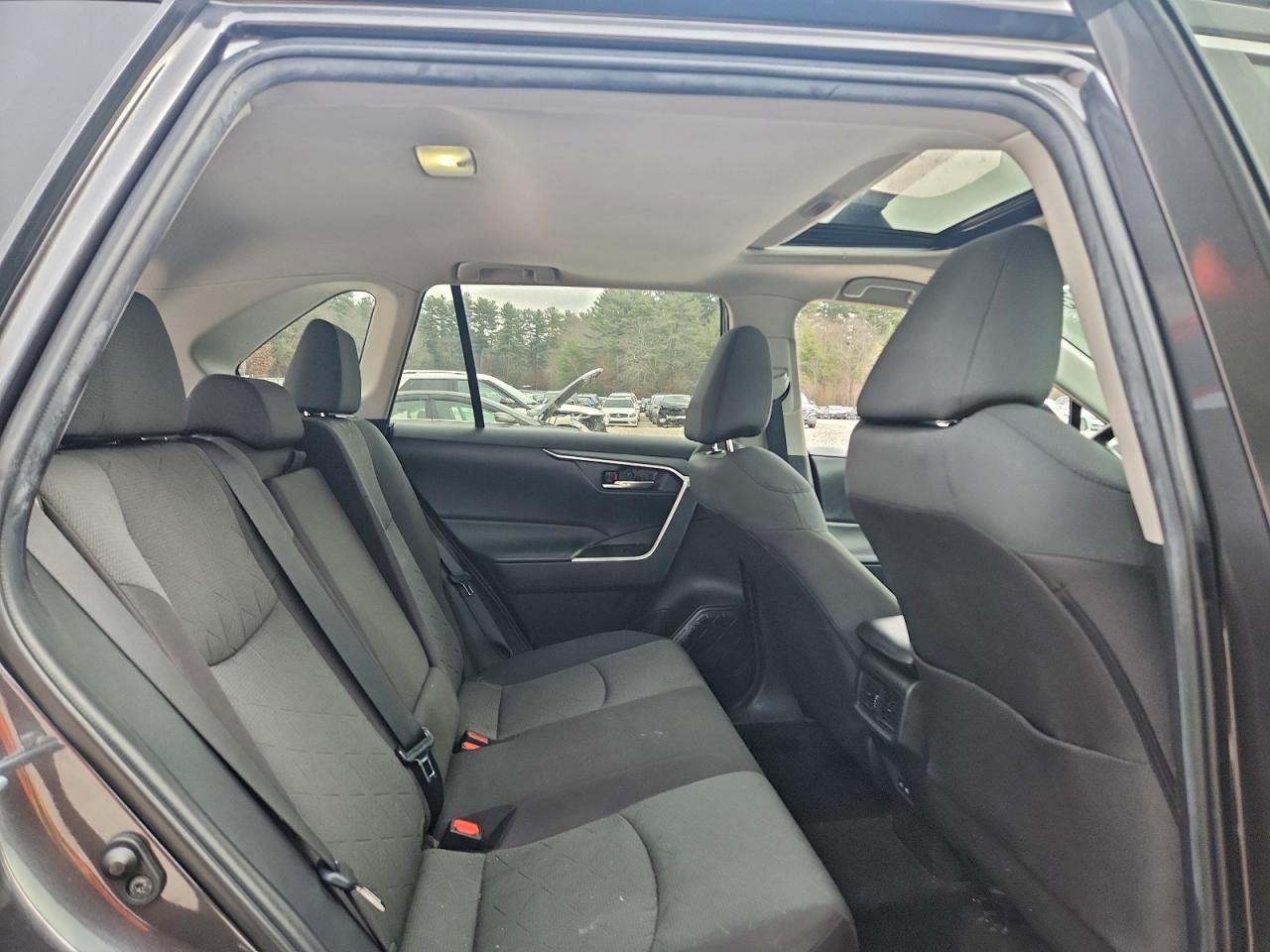 Toyota RAV4 Xle Image 6